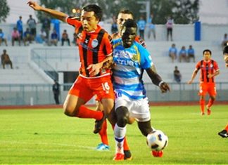 Pattaya United’s O.J. Obatola, right, shrugs off the challenge of Sri Racha’s Sujarit Jantakul, left, during the second half of their Thai Premier League game in Chonburi, Saturday, April 16. (Photo/Ariyawat Nuamsawat)